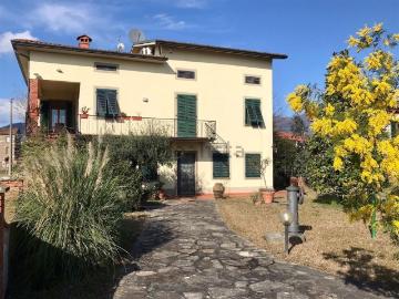 Case e ville in vendita di 398 m²