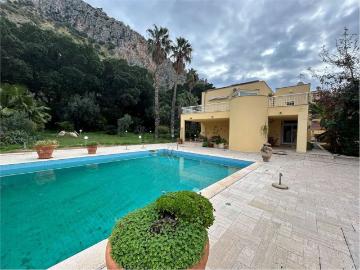 Case e ville in vendita di 398 m² in Viale Margherita di Savoia, 99