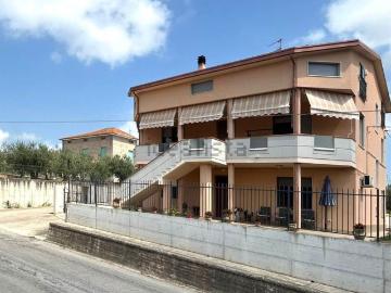 Case e ville in vendita di 399 m² in Contrada Costa di Chieti