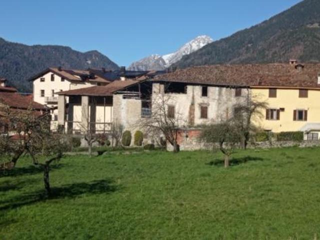 Caseggiato in centro storico da ristrutturare
