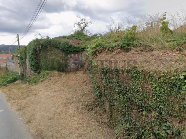 Caserón de piedra para restaurar con parcela edificable y excelente ubicación a 20 minutos de Santiago de Compostela