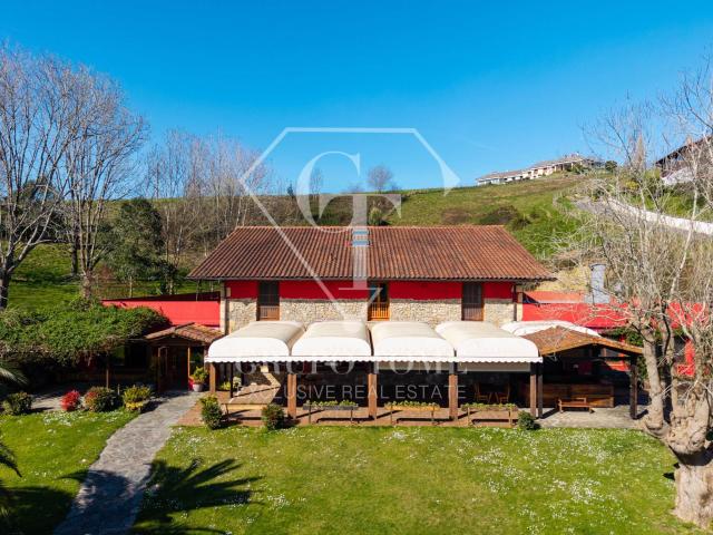 Caserío rehabilitado con restaurante en funcionamiento, vivienda y 19.000 m2 de terreno a 10 min de San Sebastián