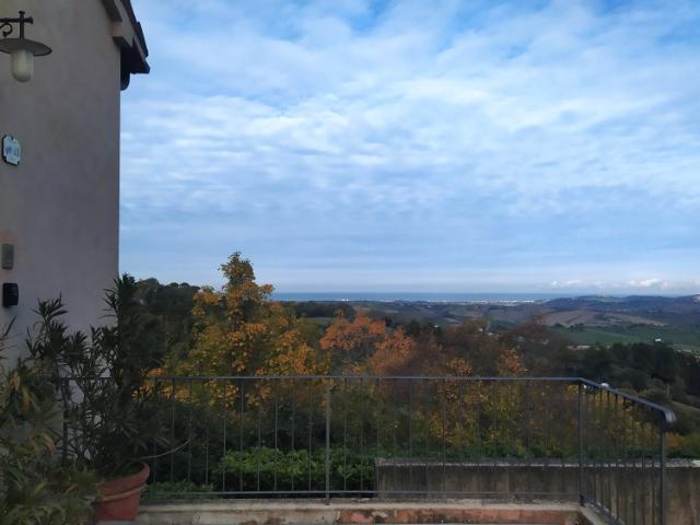 casetta in campagna con vista mare