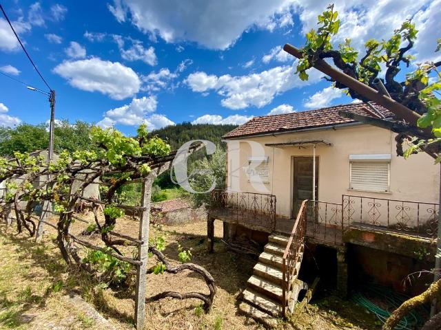 Casinha de campo com garagem e quintal