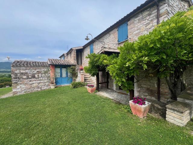 Casolare con 4 appartamenti e piscina 400m² Cagli