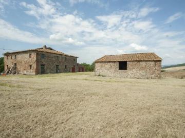 Casolare con annessi da ristrutturare e 4 ettari di terreno 710m² Lajatico