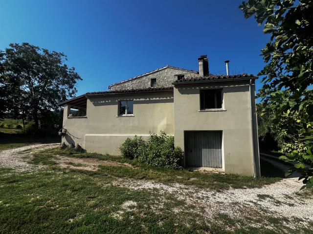 Casolare con annessi e tereno 200m² Rotella