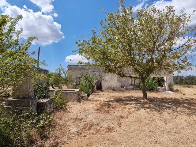 Casolare con progetto per villa moderna con piscina in vendi. 200m² Oria