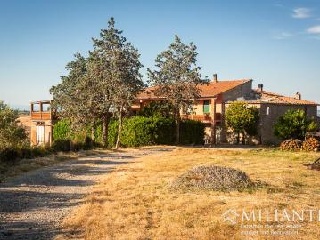 Casolare da ristrutturare con 7 ha di terreno in posizione p. 995m² Lajatico