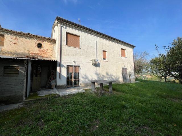 Casolare di ampia metratura, vista mare a Cartoceto 450m² Cartoceto