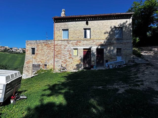 Casolare e Terreno in vendita a Montegiorgio