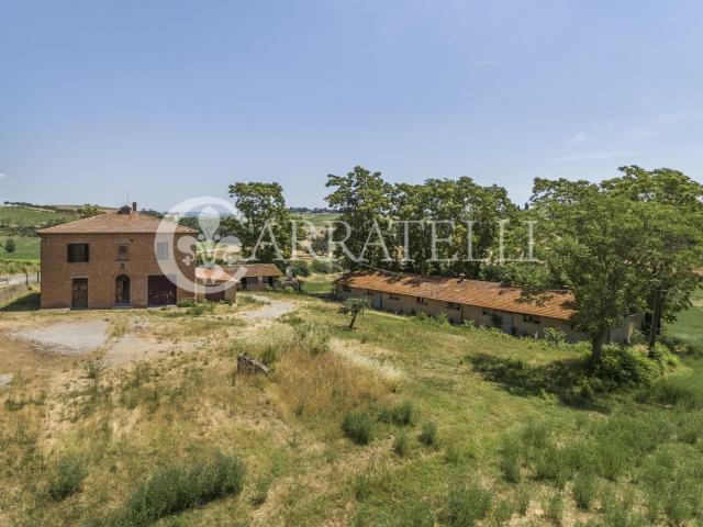 Casolare in campagna su due livelli con annessi agricoli e 1. 161m² Montepulciano