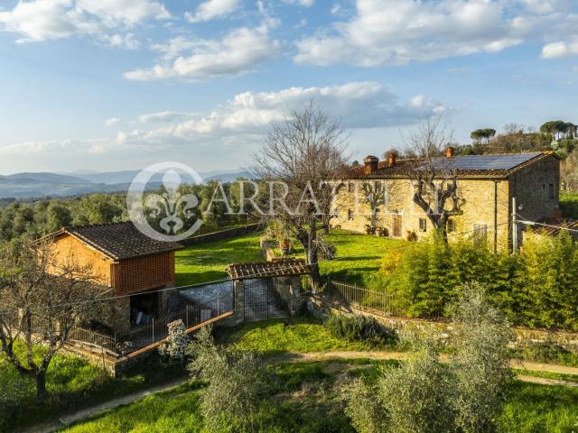 Casolare in pietra con fienile, piscina e 4.300 mq di terren. 550m² Reggello