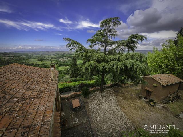Casolare nella campagna di Volterra con 1,5 ha di terra e pi. 145m² Volterra
