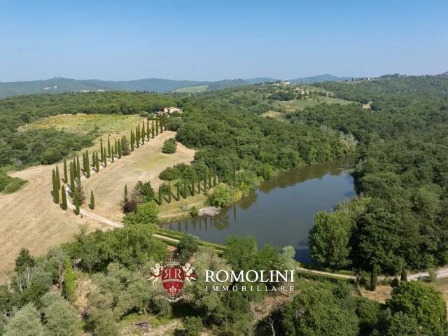 Casolare Ristrutturato Con Lago Privato In Vendita In Toscan. 750m² Bucine