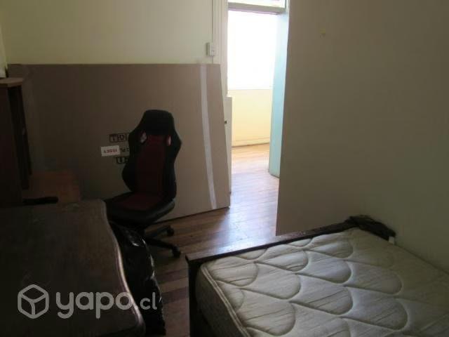 Casona de 2 pisos a pasos avenida Playa Ancha | 6 dormitorios por 170000. 00 en Valparaíso