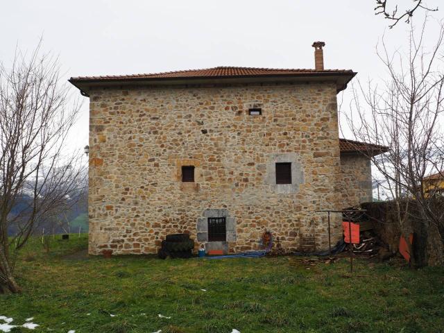 Casona de 490 m2 constr. en 3 plantas con extras y terreno de 8110 m2 en S. Martín de Soba Cantabria