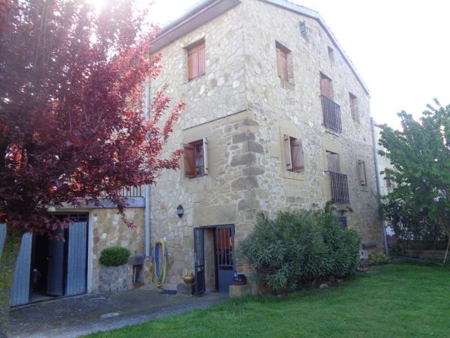 Casona de piedra con amplio terreno