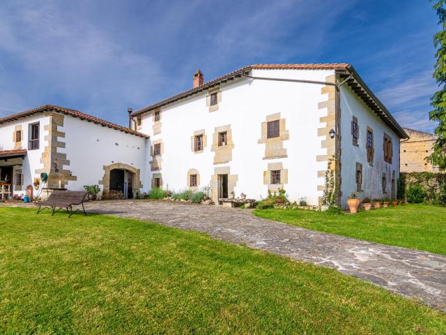CASONA MONTAÑESA EN VILLAPRESENTE CON PISCINA Y TENIS