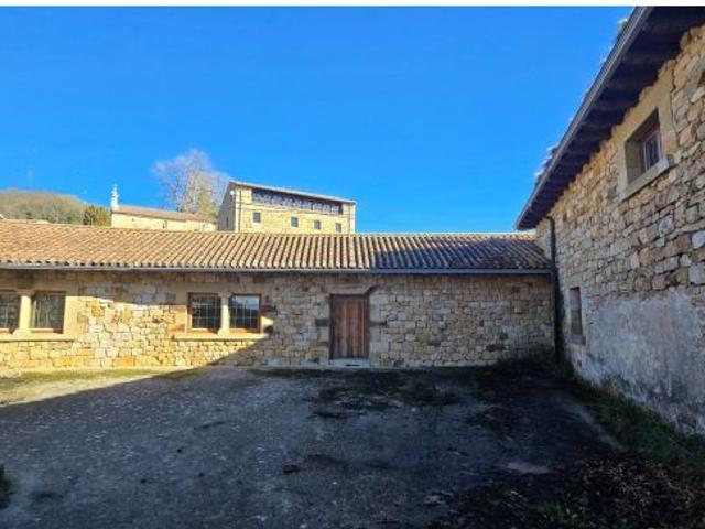 Casona Señorial en Corconte, Campoo de Yuso — Un Refugio Único Frente al Pantano del Ebro