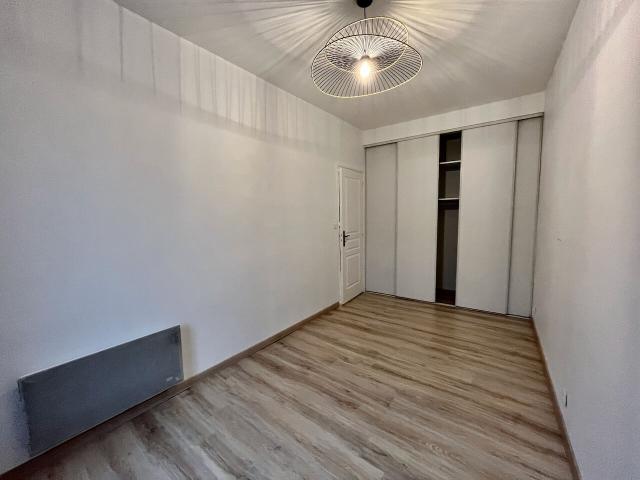 Casseneuil, situé au premier étage dans une résidence calme de 5 logements, cet appartement de 44 m² refait à neuf comprend une pièce de vie avec cuisine équipée plaques, hotte, placards hauts et bas, chambre avec grand placard, salle d'eau, WC indépe