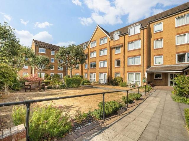Cassio Road, Watford WD18 1 bed flat to rent £1,300 pcm £300 pw