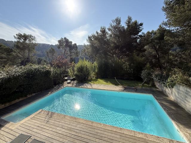 Cassis Dans la campagne Découvrez cette charmante maison. 226m² Cassis