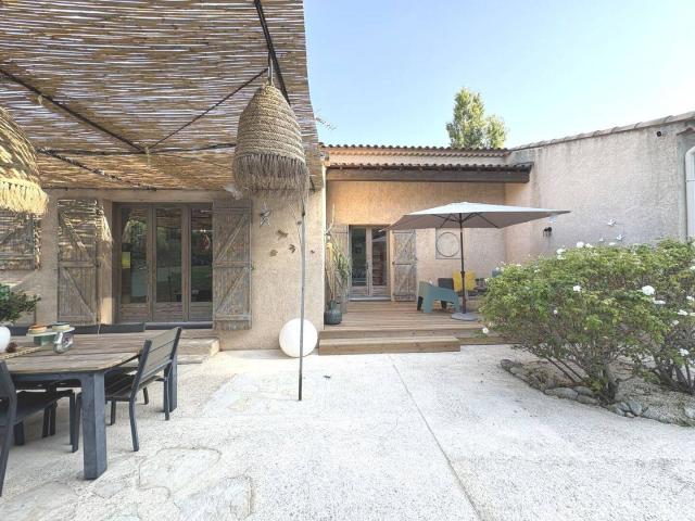 Cassis Location meublée Maison T4 de plain pied avec piscine