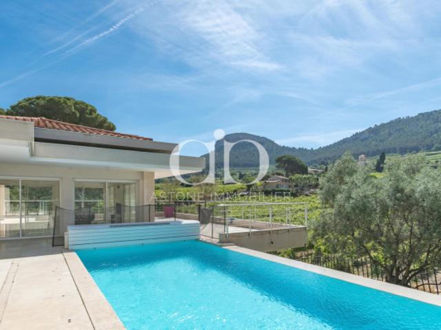 CASSIS / MAISON CONTEMPORAINE AU MILIEU DES VIGNES