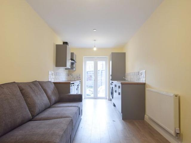 Cathays Terrace, Cathays CF24, 2 bed flat to rent, £1,050 pcm | PrimeLocation