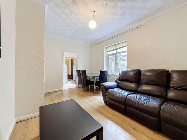 Cathays Terrace, Cardiff CF24, 2 bed flat to rent, £1,100 pcm | PrimeLocation