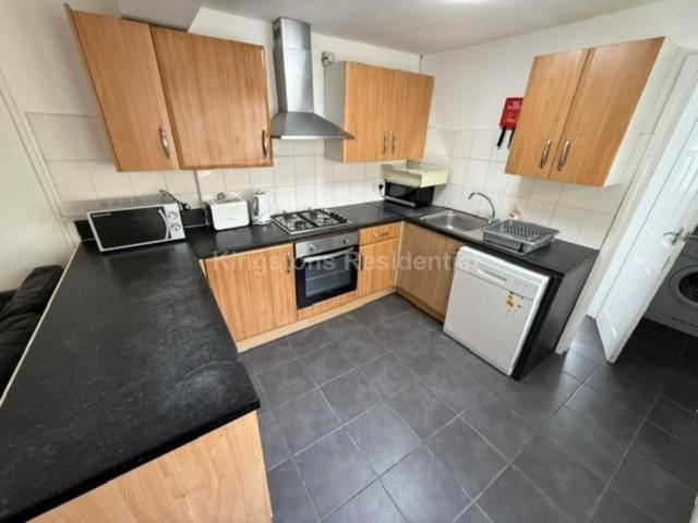 Cathays Terrace, Cardiff CF24 6 bed terraced house to rent £3,300 pcm £762 pw