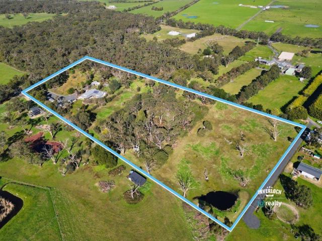 Cathedral Ceilings, 10 Vehicle Shedding, Solar & Batteries on 10 Acres