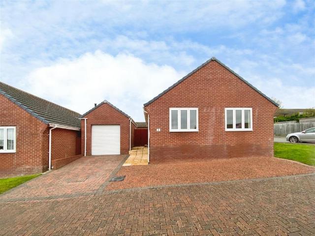 Catherton Close, Clee Hill, Ludlow 2 bed detached bungalow to rent £1,200 pcm £277 pw
