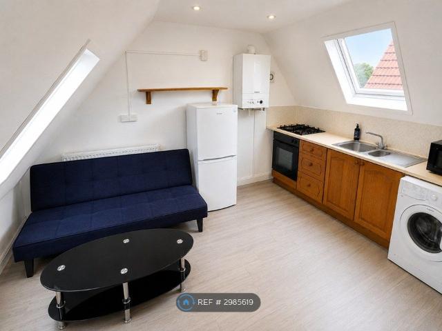Catherine Gardens, Hounslow TW3, 1 bed flat to rent, £1,100 pcm | PrimeLocation