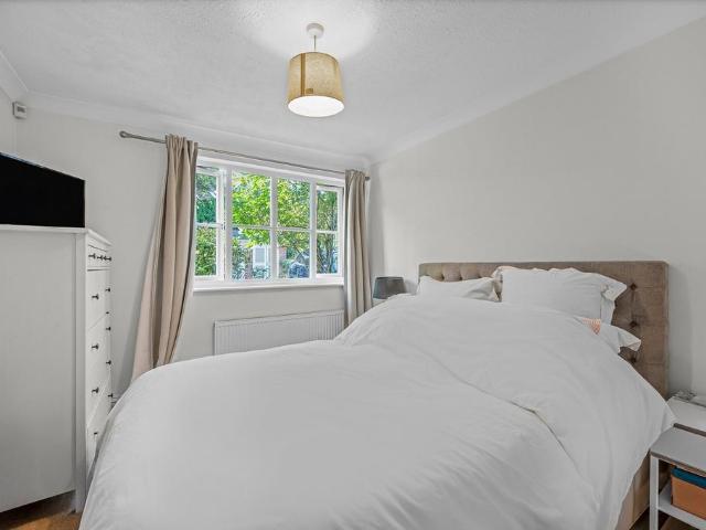 Catherine Drive, Richmond, TW9 2 bed flat to rent £2,500 pcm £577 pw