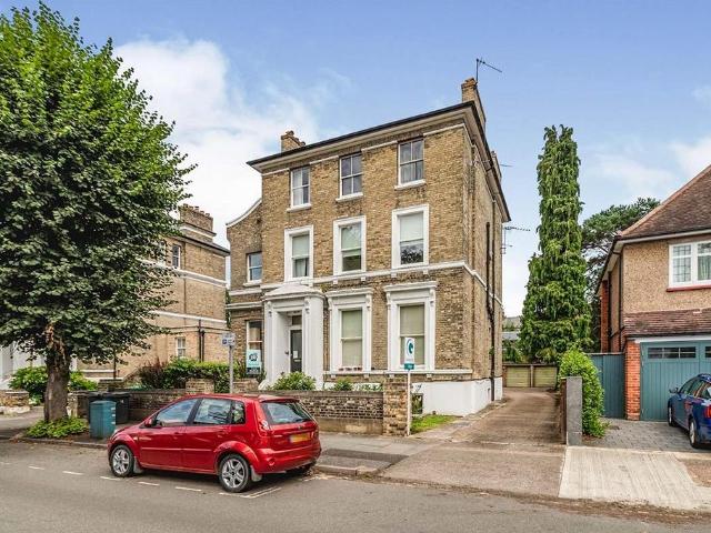 Catherine Road, Surrey KT6 1 bed flat to rent £1,350 pcm £312 pw