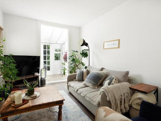 Cathles Road, Clapham South, London. 2 bed flat to rent £2,800 pcm £646 pw