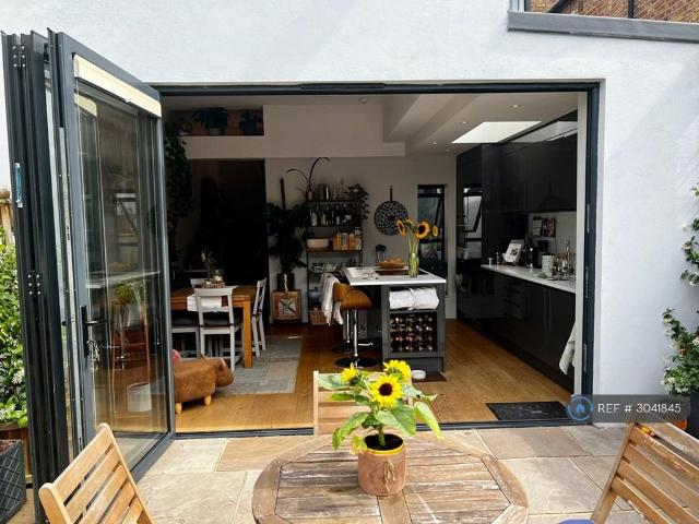 Cathles Road, London, SW12 2 bed flat to rent £2,800 pcm £646 pw