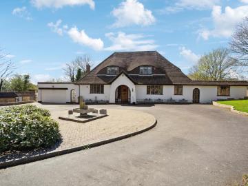 Catlins Lane 5 bed detached house to rent £4,500 pcm £1,038 pw