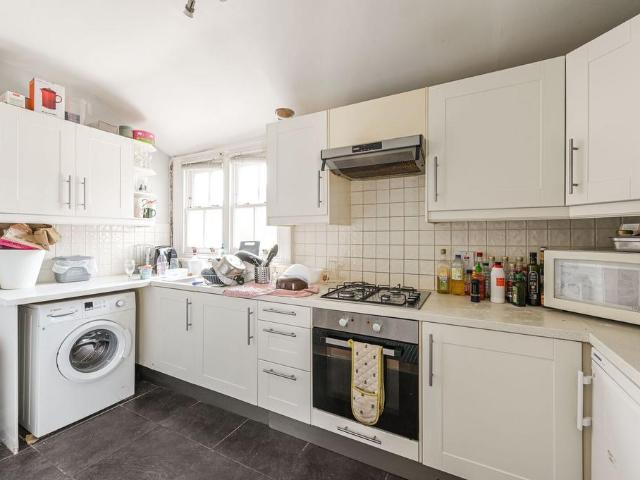 Cato Road, Clapham, London, SW4 3 bed house to rent £3,500 pcm £808 pw
