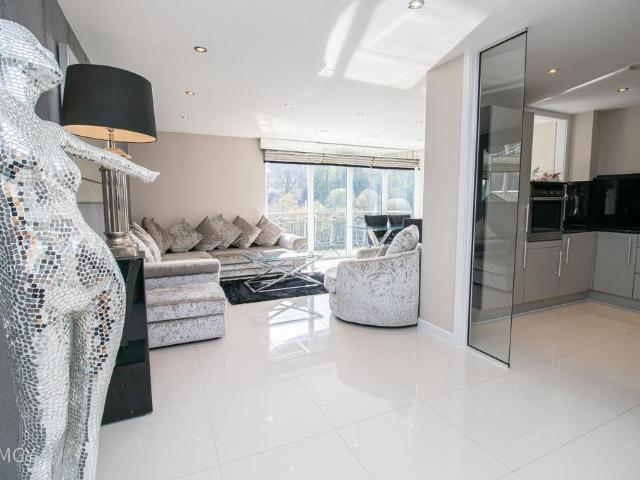Catrine House, Victoria Wharf. 3 bed apartment to rent £1,850 pcm £427 pw