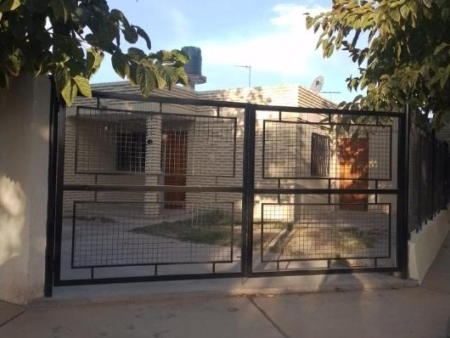 Caucete,amplia Casa, 3 Dom, 1 Baño, Cocina Comedor, Galeria Amplia Con Lavadero Y Parrillero, Entrada Vehicular