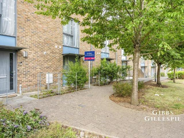 Caulfield Gardens, Pinner, HA5 2 bed terraced house to rent £2,175 pcm £502 pw