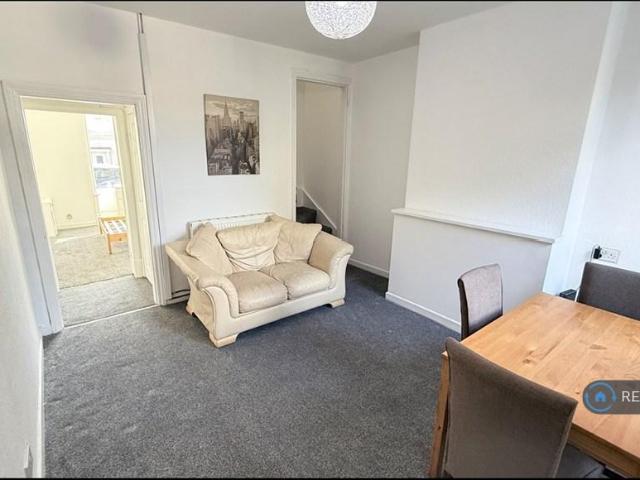 Causeway Green Road, Oldbury, B68 4 bed semi detached house to rent £1,250 pcm £288 pw
