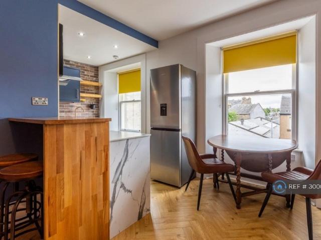 Causewayside, Edinburgh, EH9 2 bed flat to rent £1,895 pcm £437 pw