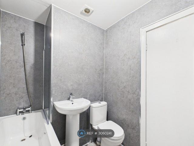 Causeyside St, Paisley PA1, 2 bed flat to rent, £795 pcm | PrimeLocation