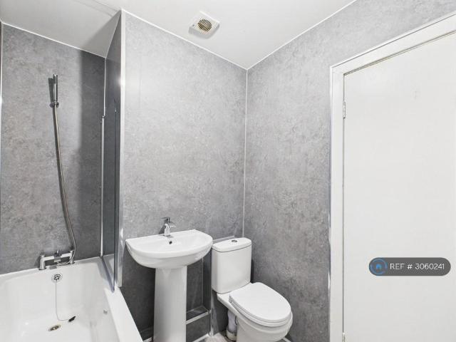 Causeyside St, Paisley, PA1 2 bed flat to rent £795 pcm £183 pw