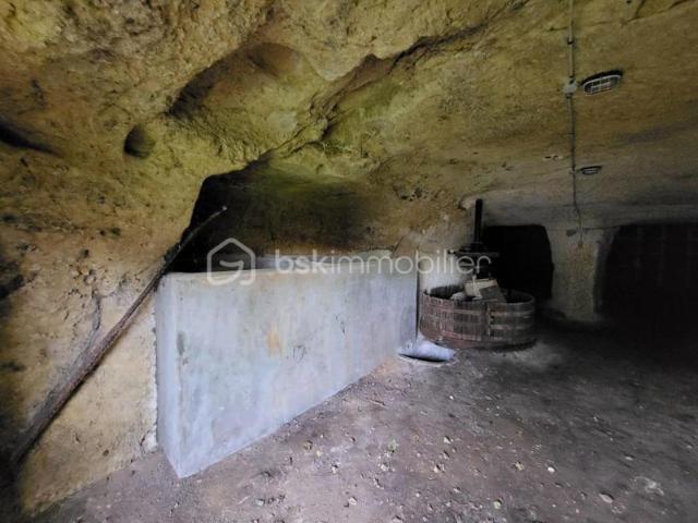 Cave dans le bourg de Savonnières