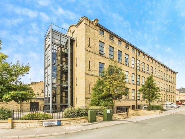 Cavendish Court, Bradford BD11 1 bed apartment to rent £695 pcm £160 pw